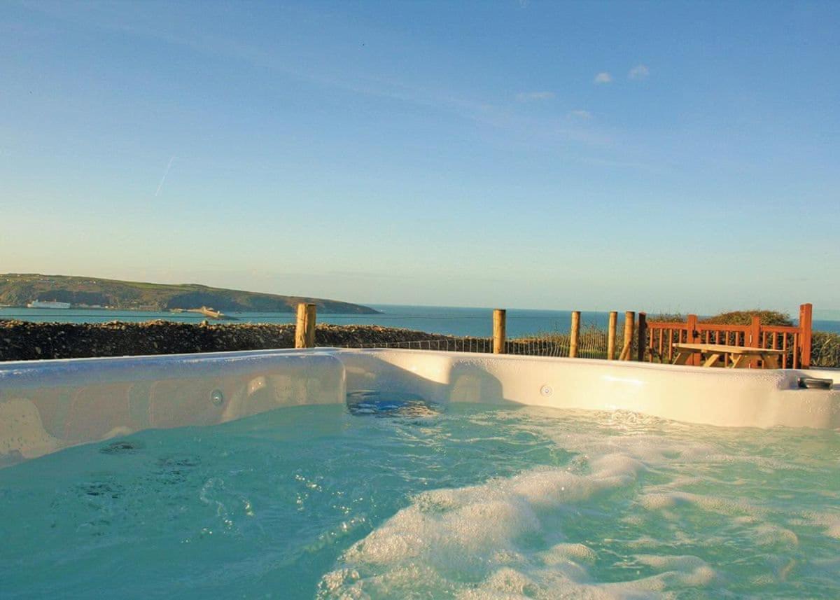 Fishguard Bay Resort Llanllawer Exterior foto