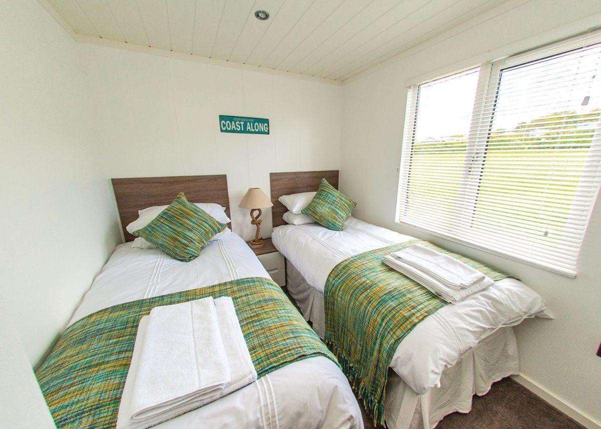 Fishguard Bay Resort Llanllawer Exterior foto